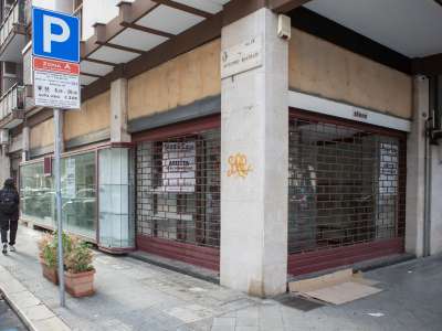E che dire di Ulisse? Il negozio di calzature � stato presente all�incrocio con via Beatillo dagli anni 80: ha chiuso nel maggio del 2025 e si mostra ora con la vetrina vuota e l�annuncio di affittasi
